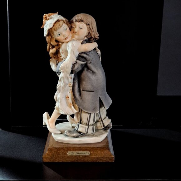 1984 GIUSEPPE ARMANI BOY AND GIRL HUGGING FIGURINE FLORENCE ITALY RARE ANTIQUE
